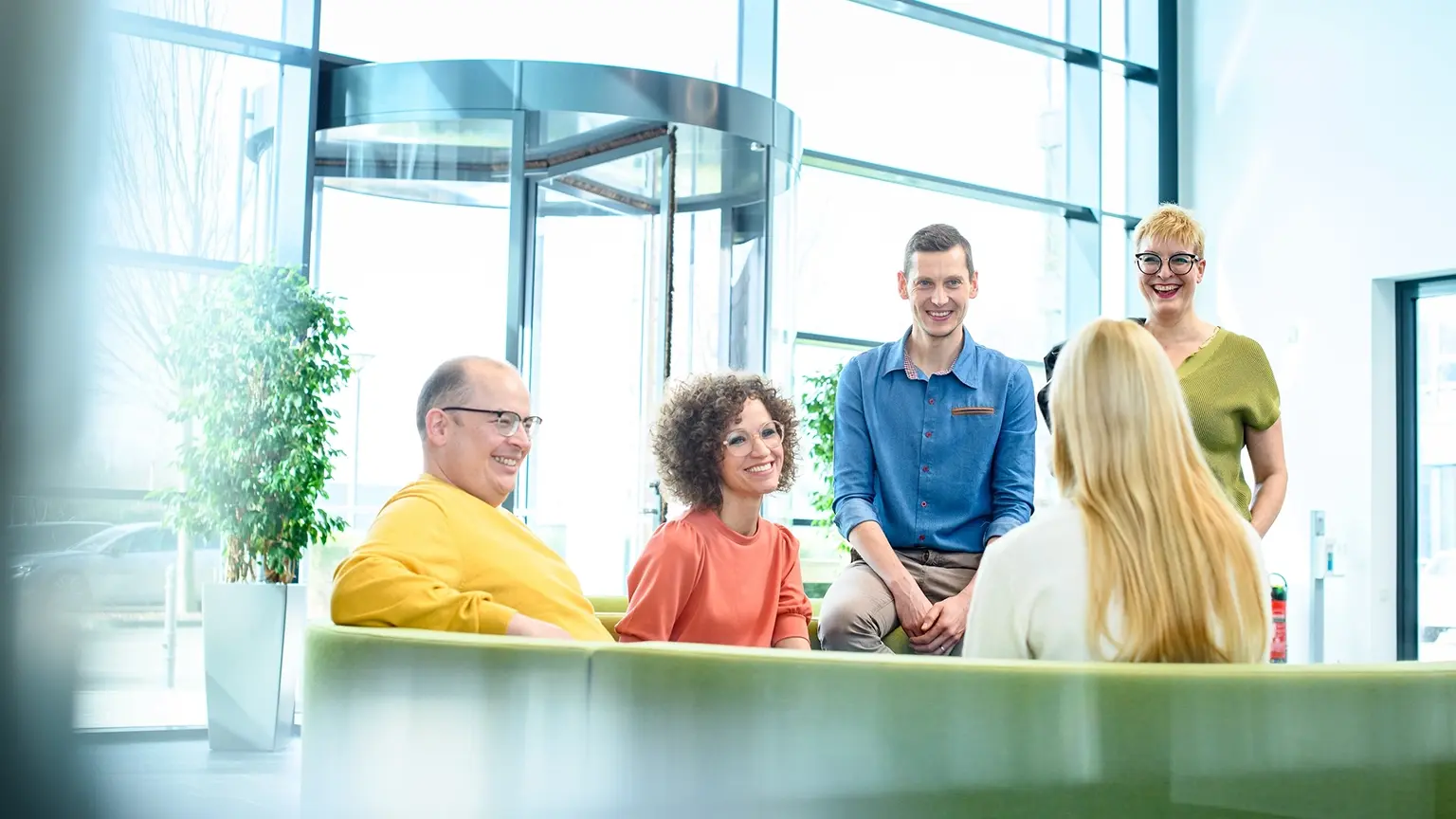 Mitarbeiter an Flipchart mit Notizen Zetteln